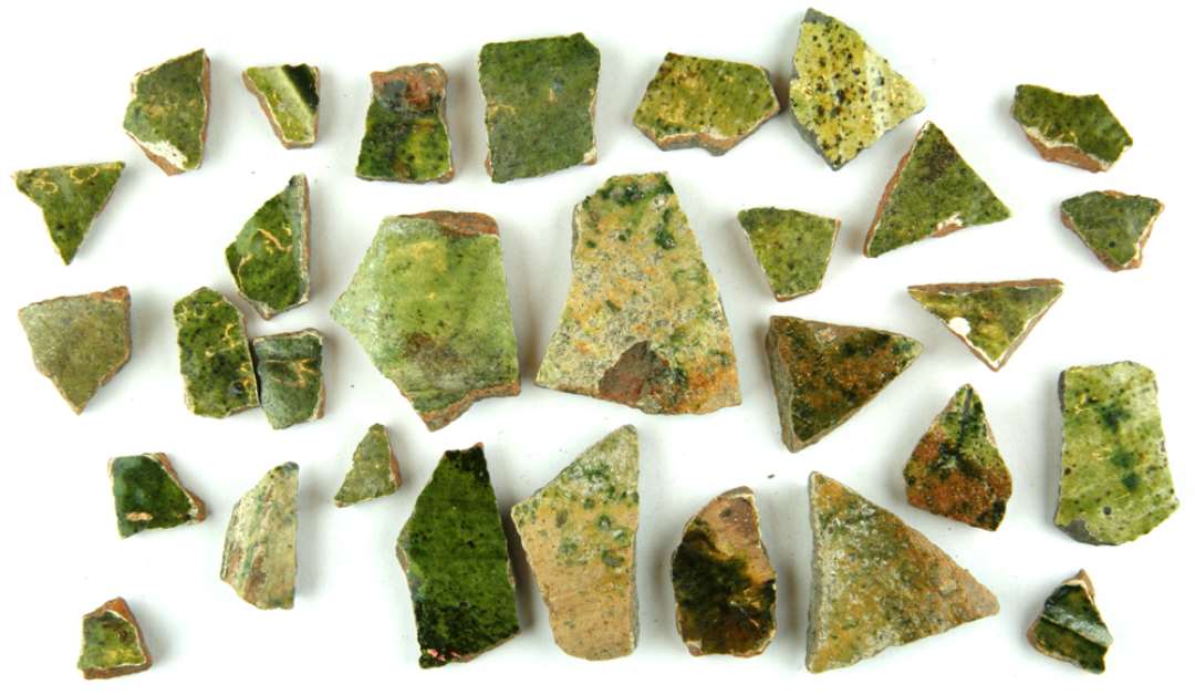 30 sidesk�r af flamsk keramik. Pibelersbelagt r�dgods med gr�nlig eller gr�nsp�ttet blyglasur, enkelte med furer p� ydersiden.