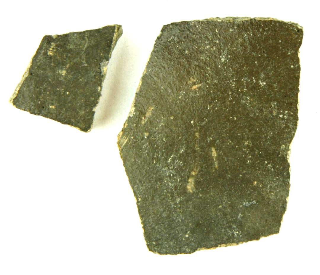 To sidesk�r af brunbemalet stent�j med gulgr� sk�rv.