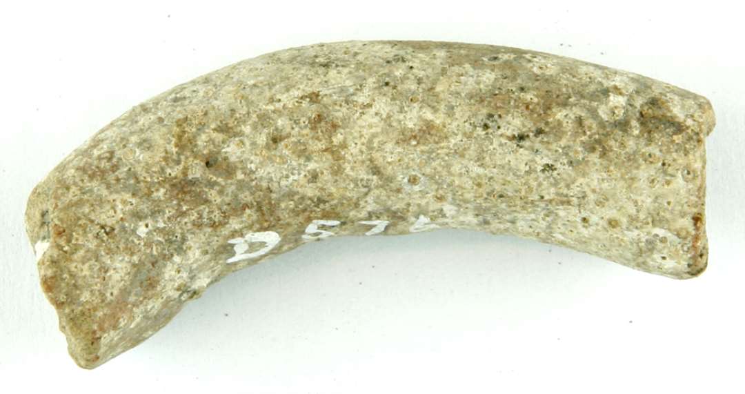 Hankefragment af r�dgr�t gods, svage spor af blyglasur, trind, oval form.