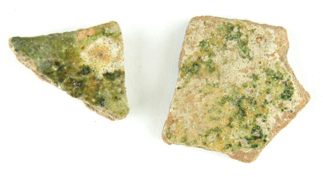 To bugsk�r af flamsk r�dgods, det ene et mundingsrandsk�r med begitning og afskallet, gr�nlig blyglasur.