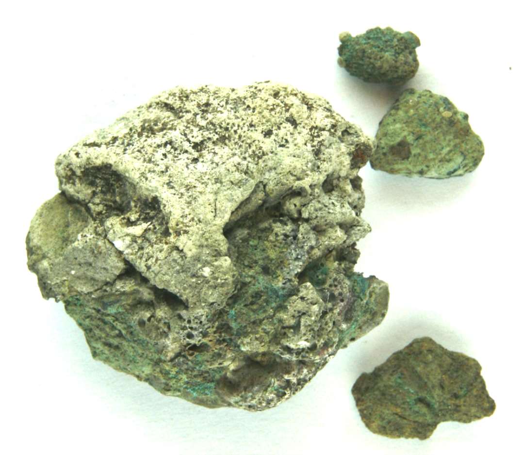 Klump af kobberlegering. M�l: ca. 4,7 x 4,4 cm. Desuden tre mindre stumper.