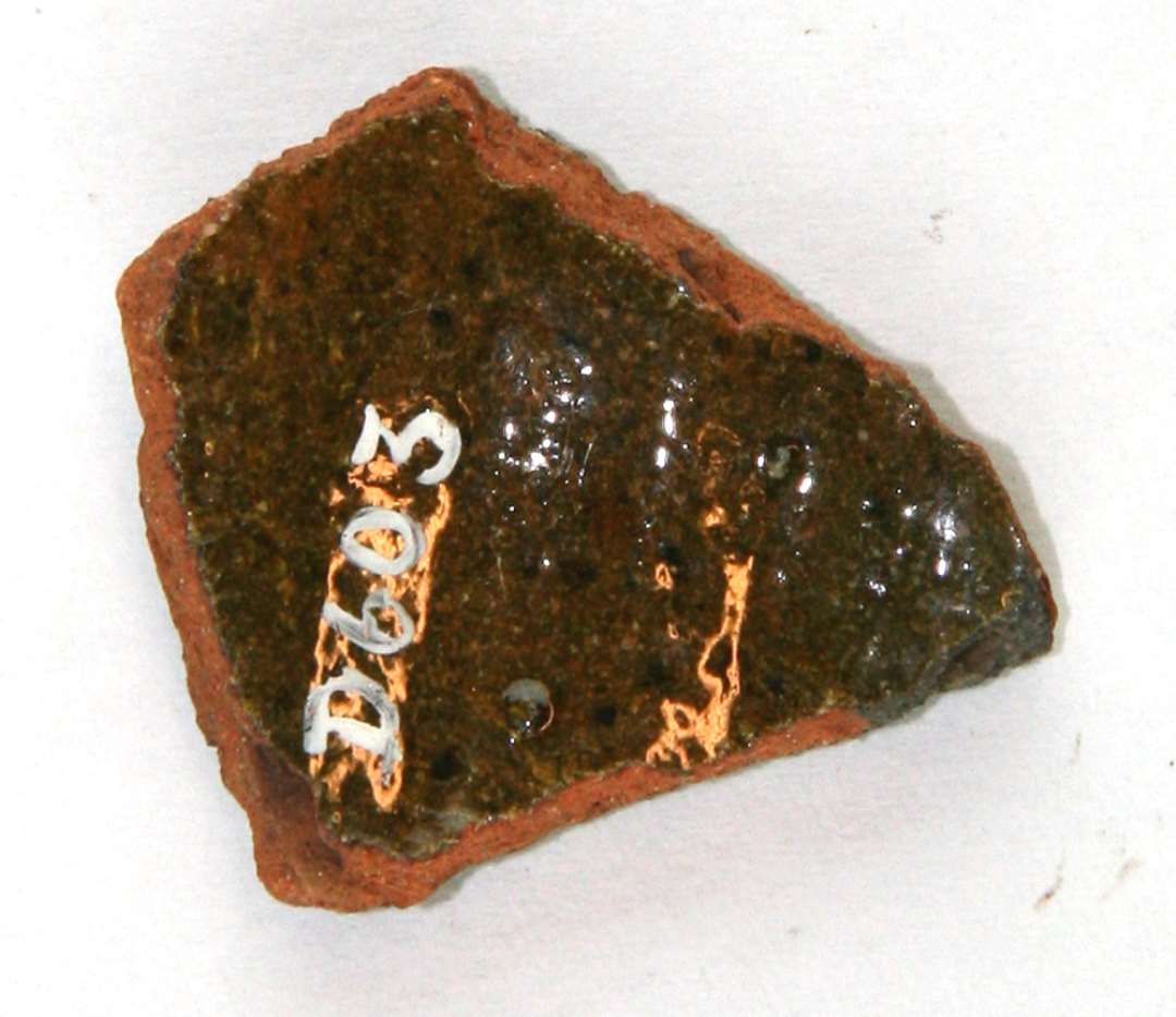 Halssk�r af r�dgods med furer p� ydersiden, gr�n blyglasur.