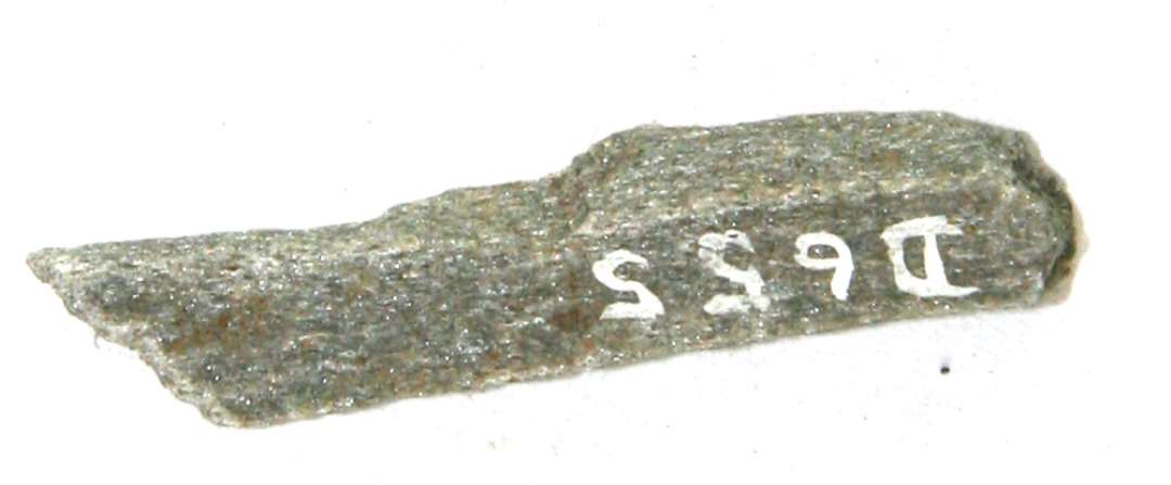 Splint af hv�ssesten af lysegr� sandsten. Kun en side er glatslebet, alle de �vrige er brudflader.�St�rste l�ngde: 4,7 cm.