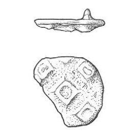 Cirkul�rt emaljesp�nde, del af n�leholder p� bagsiden. P� forsiden fem (fire bevaret) sm� kvadratiske oph�jede rammer, hvori der ant. har v�ret emalje. Diameter: 20 mm.