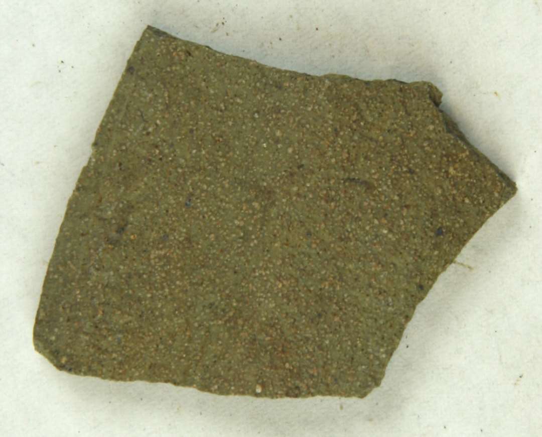 1 skuldersk�r af finmagret, lyst gr�brunligt n�sten stengods. Gruppe 2. Pingsdorf?