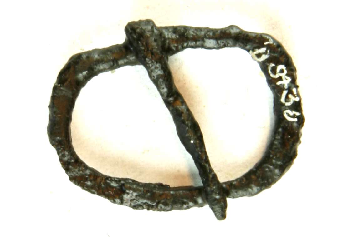 Lille D-formet eller ovalt jernsp�nde med torn. M�l : 3,2 x 2,7 cm.