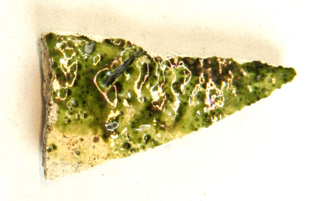 1 sidesk�r af hvidgr�t, pibelersagtigt gods med uj�vn, gr�nlig blyglasur p� ydersiden og indersiden. Gruppe 1.