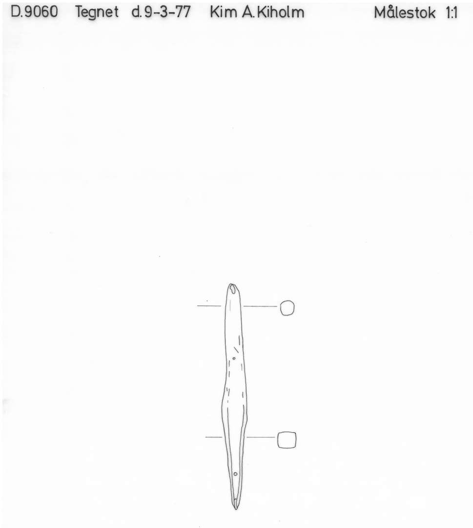 1 jernstykke af trind dobbeltkonisk form med but tilspidsede ender. Dorn ?. L�ngde : 9,6 cm. Tv�rm�l : ca. 1,7 x 1,8 cm.