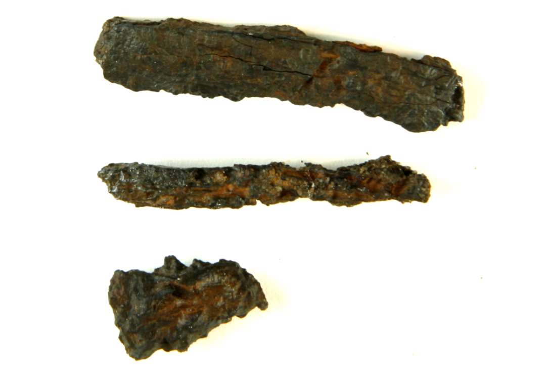 Jerngenstand. To pigge m�des vinkelret i en klump korrosion - sikkert en d�rstapel. L�ngde : 7,0 cm. H�jde : 5,2 cm.  Tykkelse p� grene: 1,2 cm.