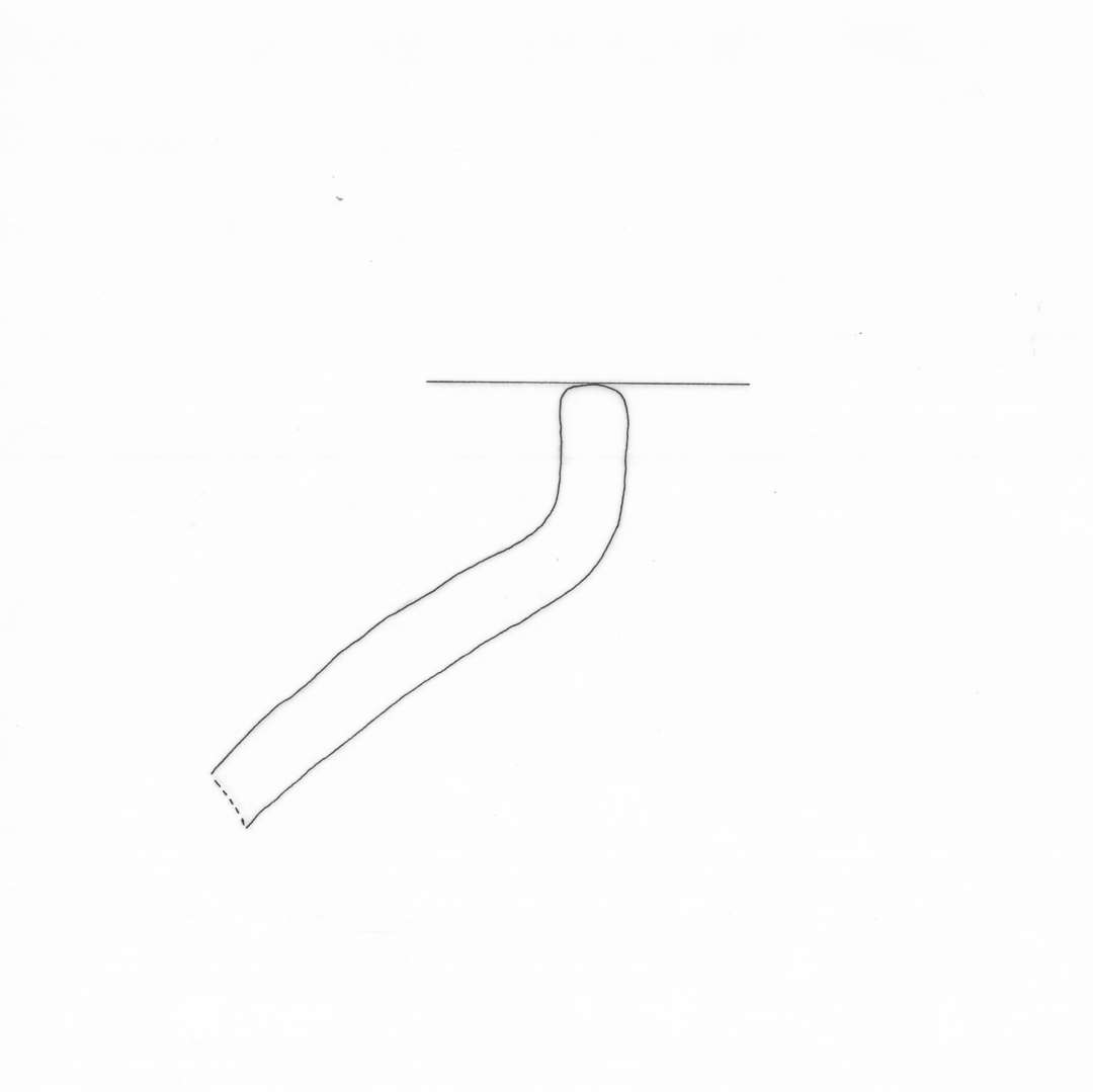 1 randsk�r af grovt magret, gr�br�ndt gods med brunlige sider og gr� til brunlige sk�rv. Randen let udludende i form af en bred afrundet krave. Gruppe 4.