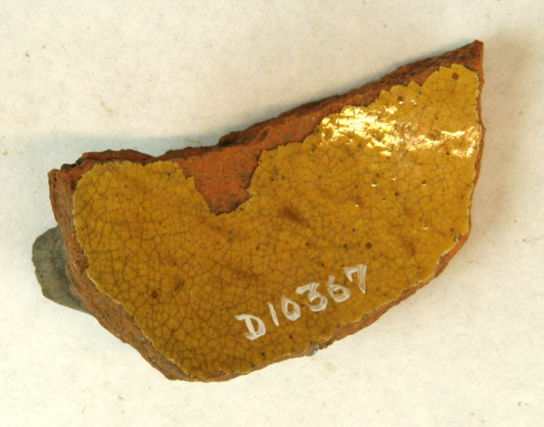 1 bundsk�r af p� indersiden pibelersbegittet stjertpotte eller pande med klar blyglasur p� indersiden. Gruppe 1.