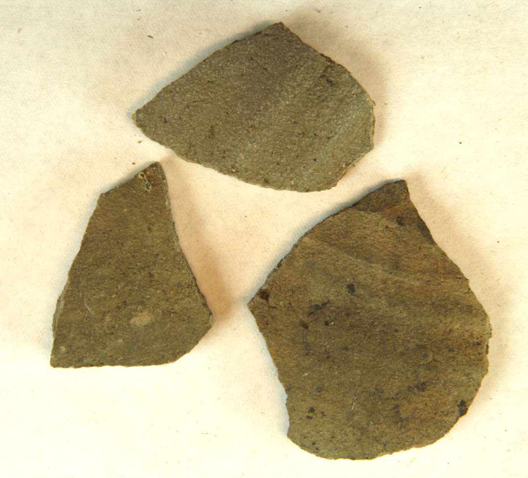 3 sidesk�r af gr�grumset magret, stent�jsagtigt gods. Gruppe 2. Pingsdorf