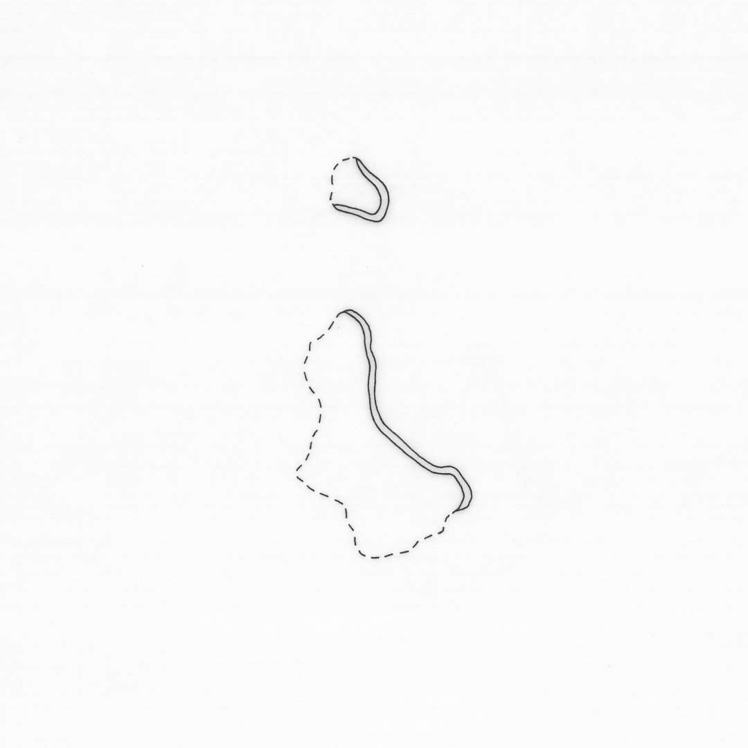 1 fragment af avlssten med delvist bevaret indbl�snings�bning. Ydersiden sintret, br�ndt ler og sand, mens indersiden er d�kket af gr�nlig, glasuragtig sintring.�M�l : 6,2 x 5,6 cm. Tykkelse : 2,1 cm.�