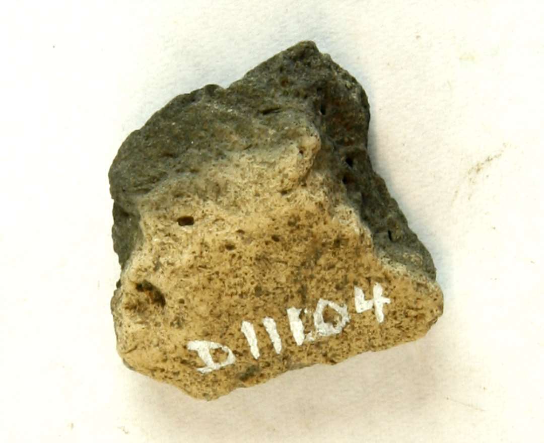 1 fragment af v�vev�gt af br�ndt ler? M�l: 3,2 cm.