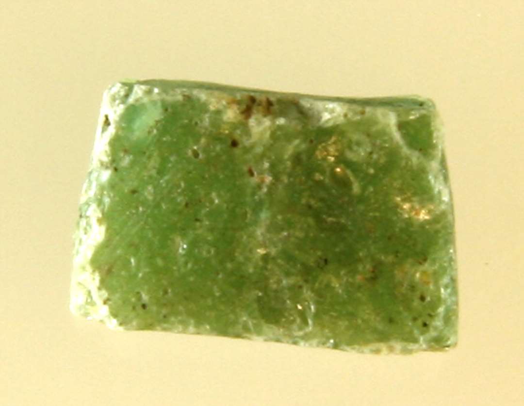 1 mosaikstift af gr�nlig ugennemsigtig glasmasse.