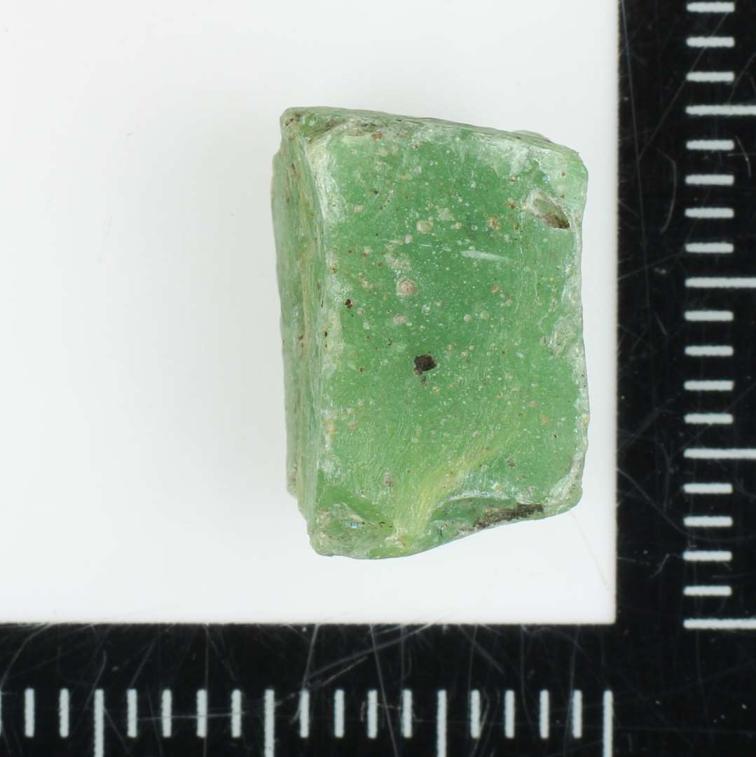 1 mosaikstift af gr�nlig ugennemsigtig glasmasse.