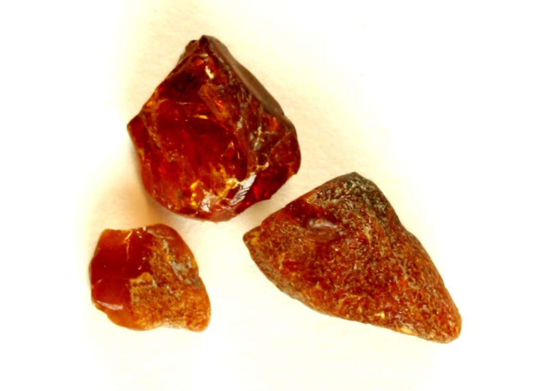 2 stumper uforarbejdet rav. M�l: 1,5-2 cm.