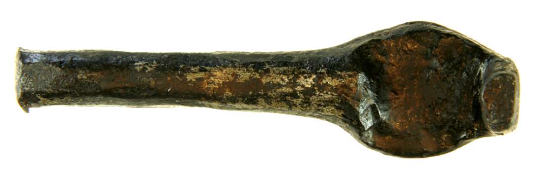 Jerngenstand best�ende af en stang, der i den ene ende munder ud i en flad fortykning med en kroglignende afslutning. St. L: 13,3 cm.