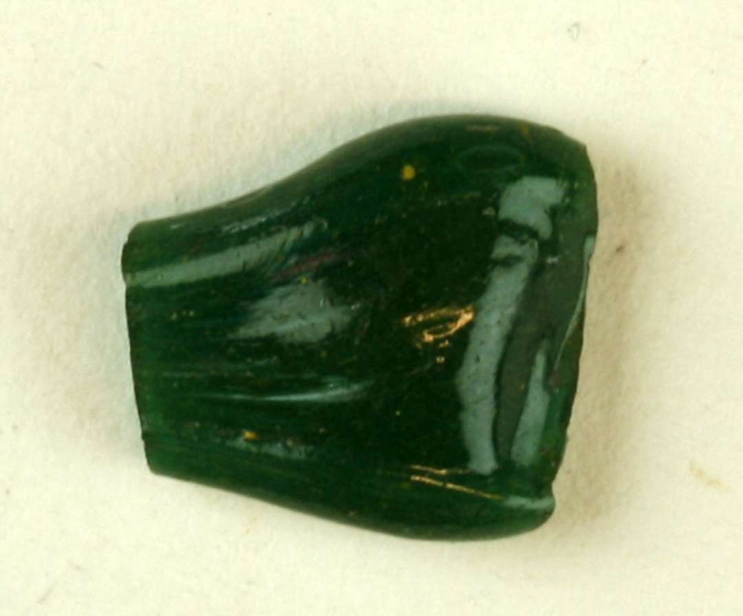 1 stykke m�rkegr�nt glas. Ende af udtrukket stang med spor af tang?�St. L: 1,4 cm.