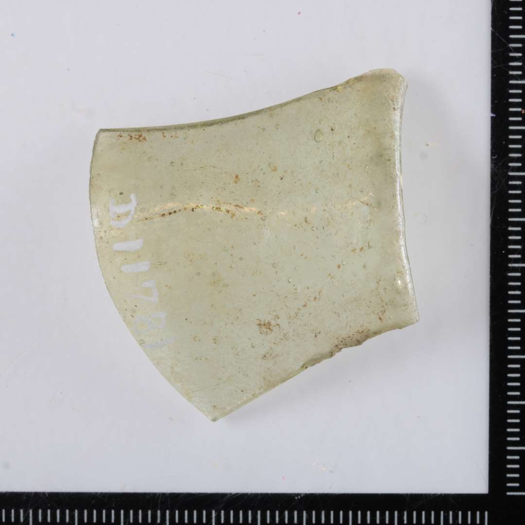 1 randsk�r af drikkeglas (stangenglas) af gr�nligt glas.�St. H: 3,8 cm.