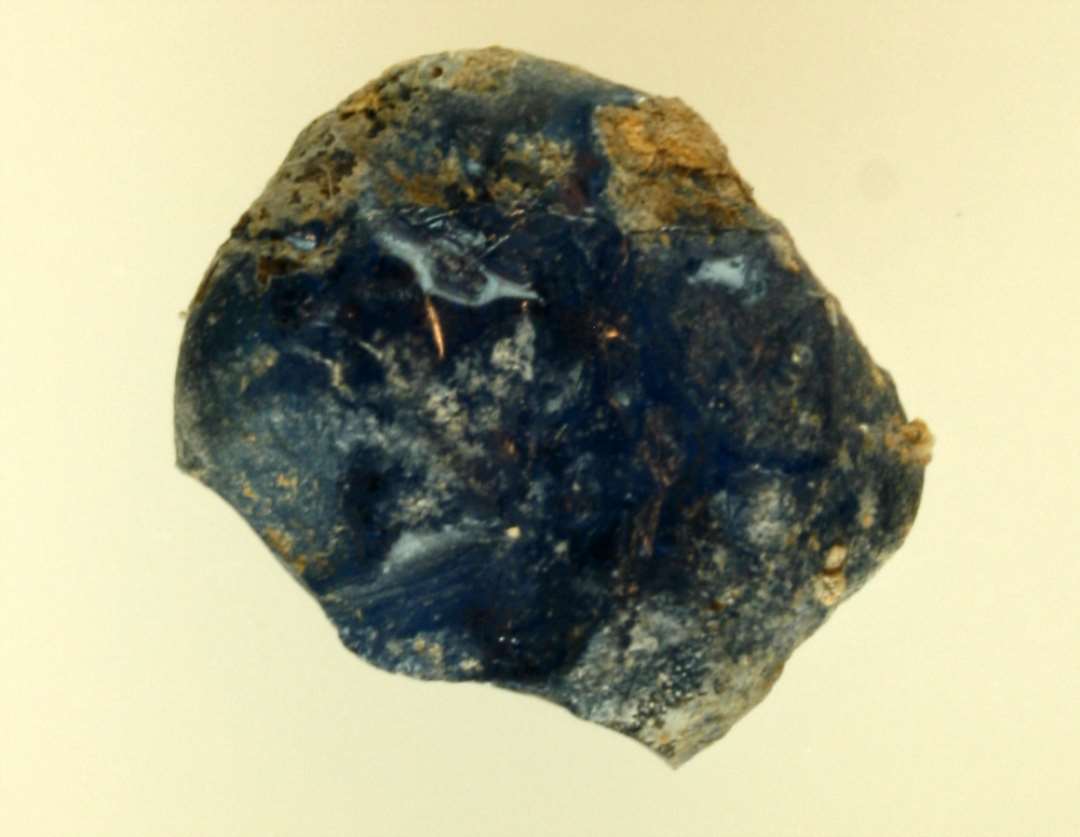 1 klump smeltet glas af gennemsigtigt bl�ligt glas. 1,55 x 1,3 x 0,75 cm.