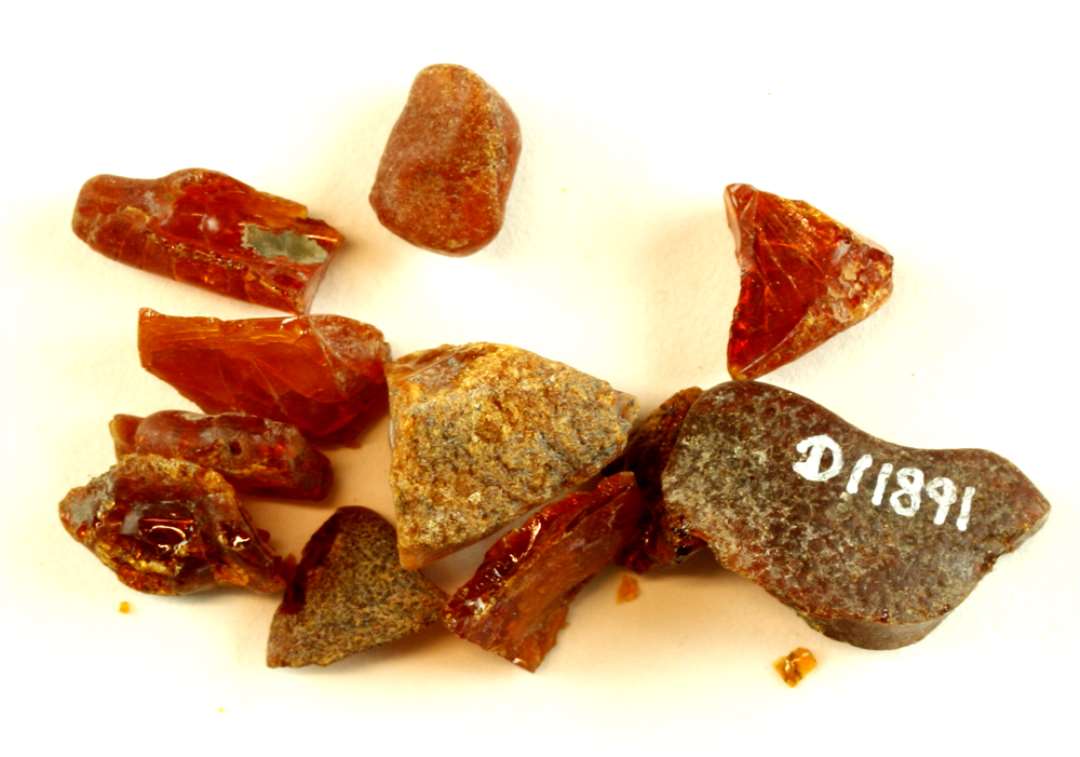 21 stykker utildannet rav fra �rte- til valdn�dsst�rrelse.