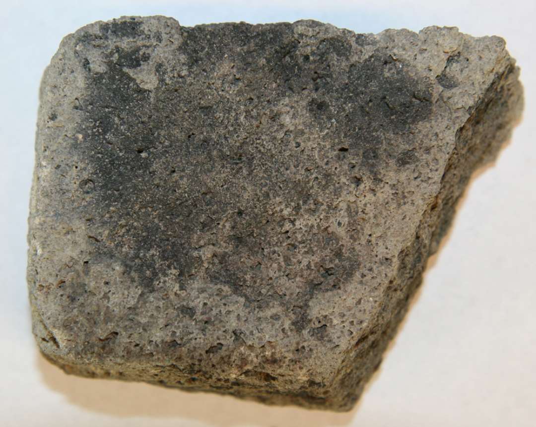 1 bred flad forrustet jerngenstand. L: 6,6 cm. Slagge?