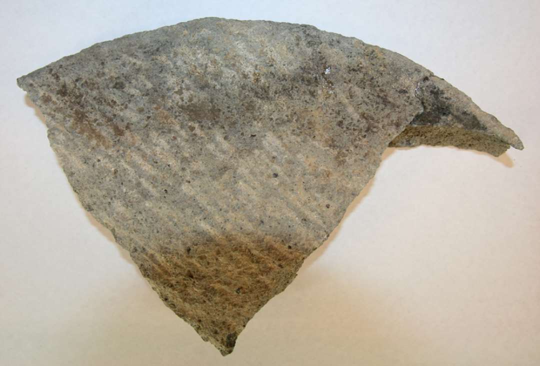 1 bred flad forrustet jerngenstand. L: 6,6 cm. Slagge?