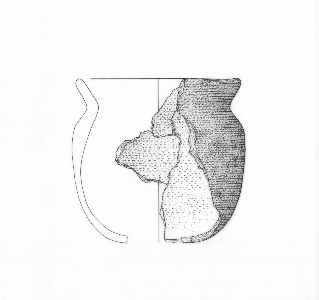 1 hals/skuldersk�r af grovmagret, gr�br�ndt lergods fra kar med udadb�jet rand. Gr. 4. Sammenlimet med D11249