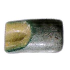 1 fragmenteret, delvis smeltet, cylinderformet perle af gullig ugennemsigtig glasmasse omgivet af en tynd kappe af gr�nlig ditto. 9 mm.
Teknisk er der tale om en trukken glasr�rsperle.