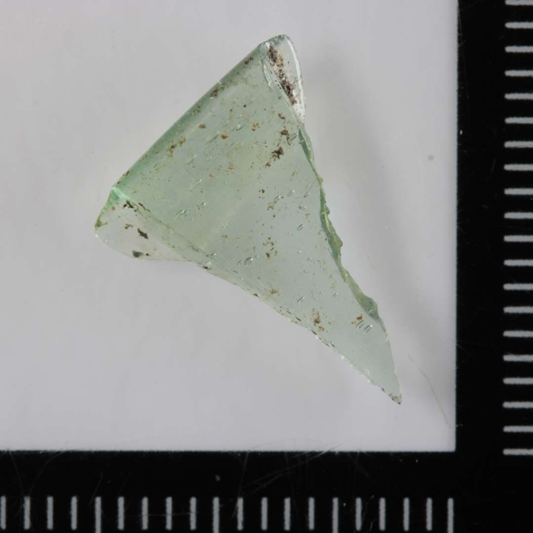 1 randsk�r af b�ger (?) med glat afrundet rand af svagt gr�nligt, gennemsigtigt glas.