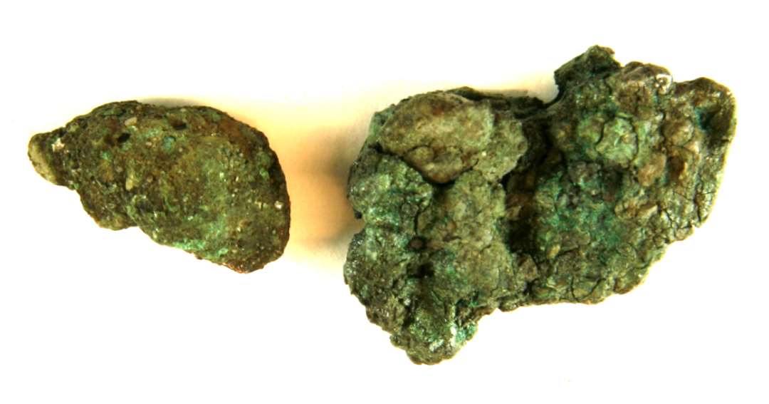 2 bronzeslaggeklumper af fingerledsst�rrelse.