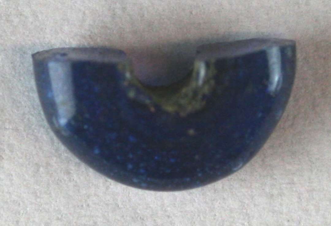 2 halve perler (ikke samh�rende) af afrundet ringform og af bl�ligt gennemsigtigt glas. a: 11 mm., b: 11 mm.