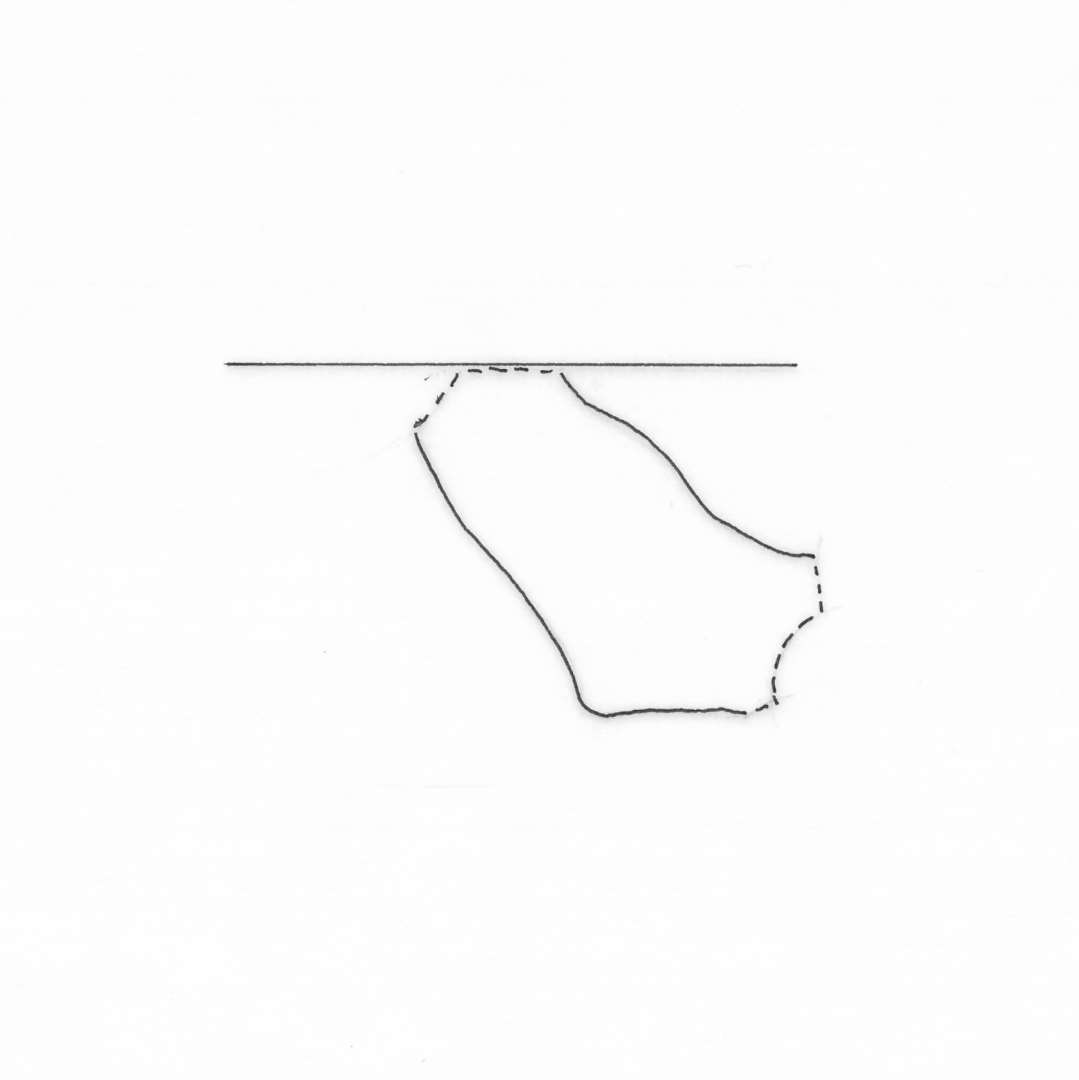 1 side/bundsk�r af gr�br�ndt, magret lergods fra kar med plan standflade og udadb�jet karside. Gr. 8.