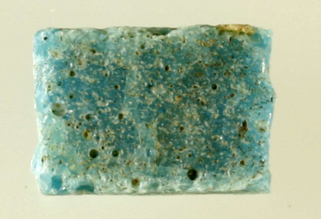 1 mosaikstift af bl�gr�nlig ugennemsigtig glasmasse.