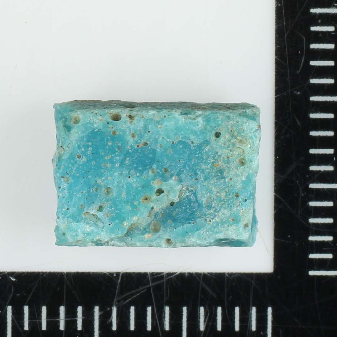 1 mosaikstift af bl�gr�nlig ugennemsigtig glasmasse.