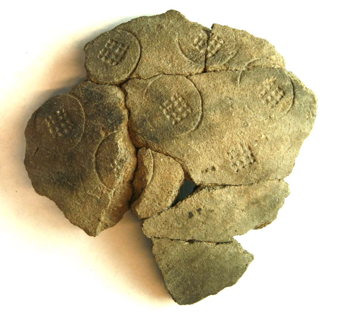 1 sk�rflage fra karside, samlet af 7 sk�r. Stempelornamenteret som foreg. Gr. 5.�St. H: 13,8 cm.