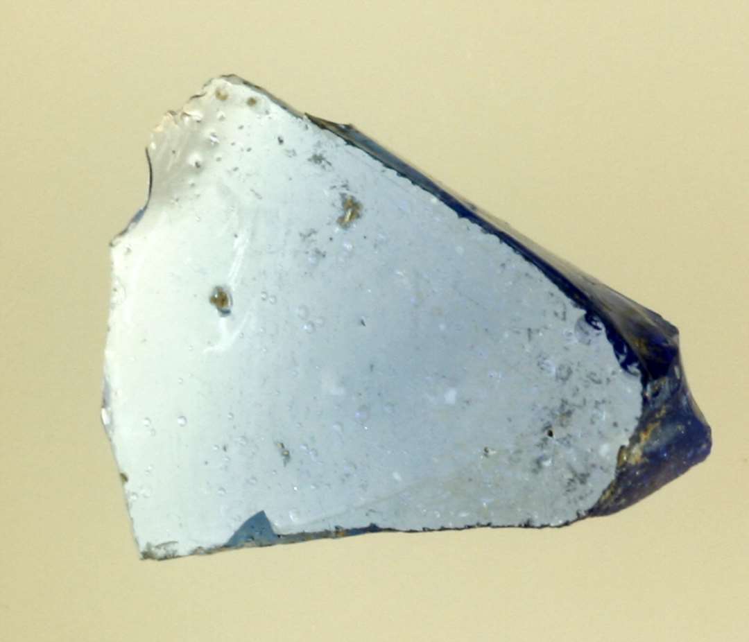 1 klump af bl�t glas.