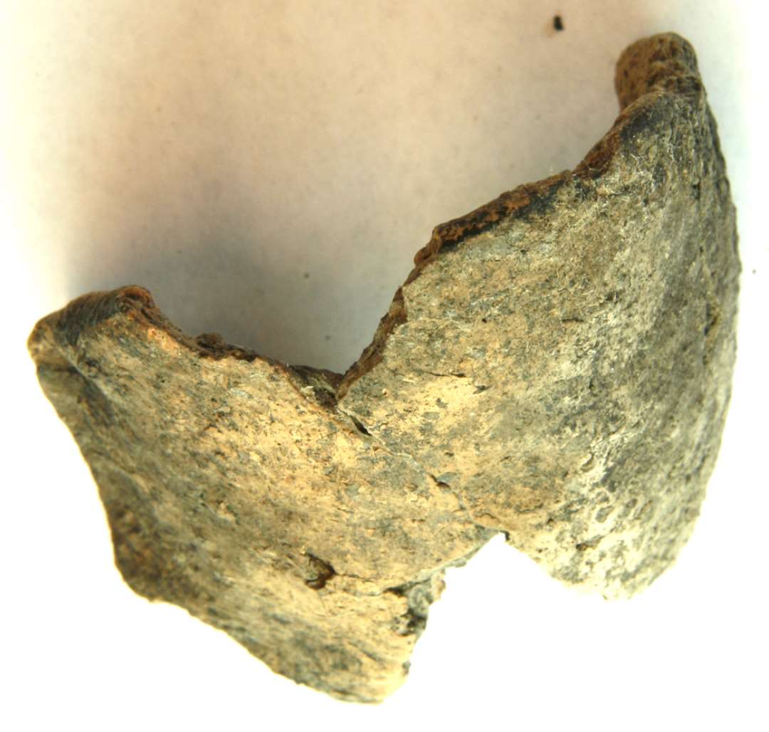 1 randsk�r, sammenlimede, med opst�ende rand. �re fra svaleredekar. Gr. 4.