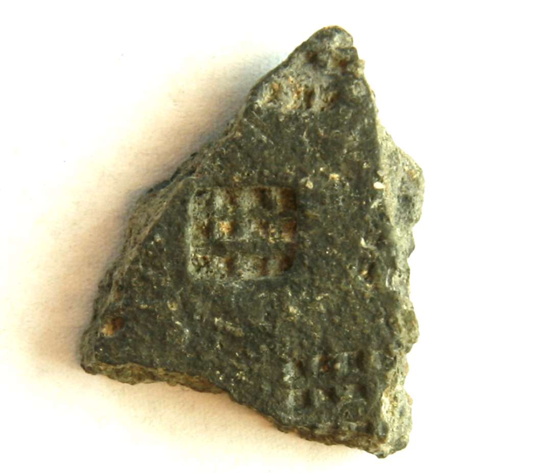 1 sidesk�r af lerkar. P� ydersiden rektangul�re gitterstempler. Gr. 5.