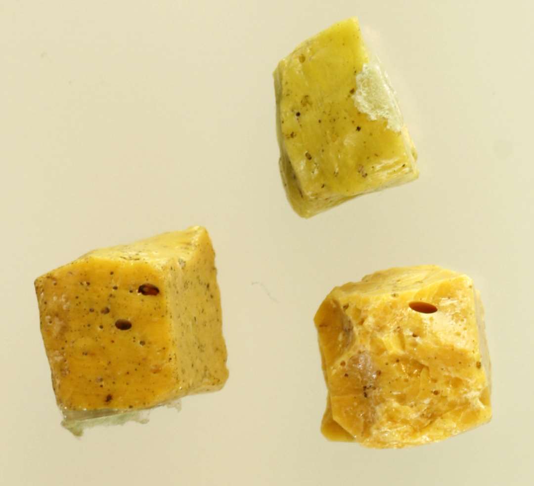 1 mosaikstift af gullig ugennemsigtig glasmasse.