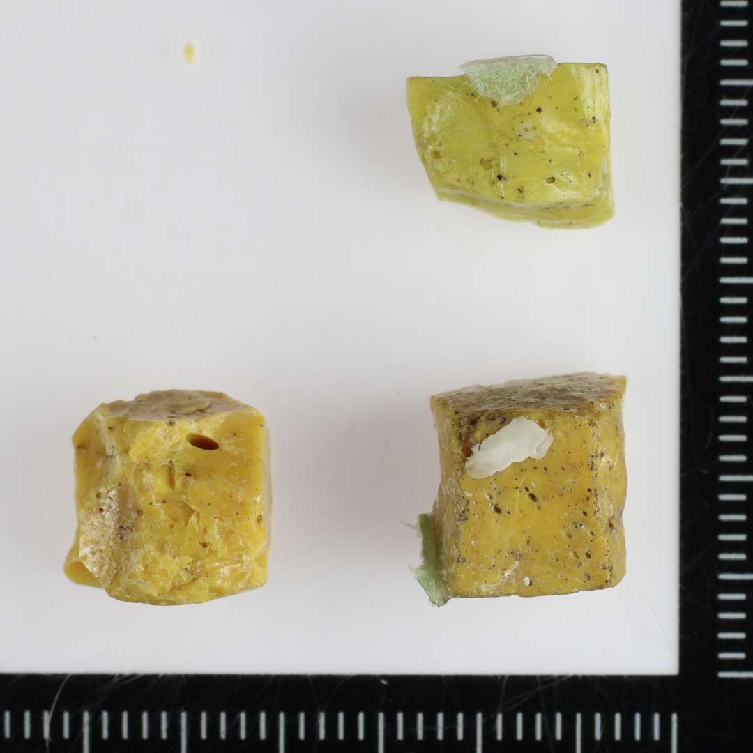 1 mosaikstift af gullig ugennemsigtig glasmasse.