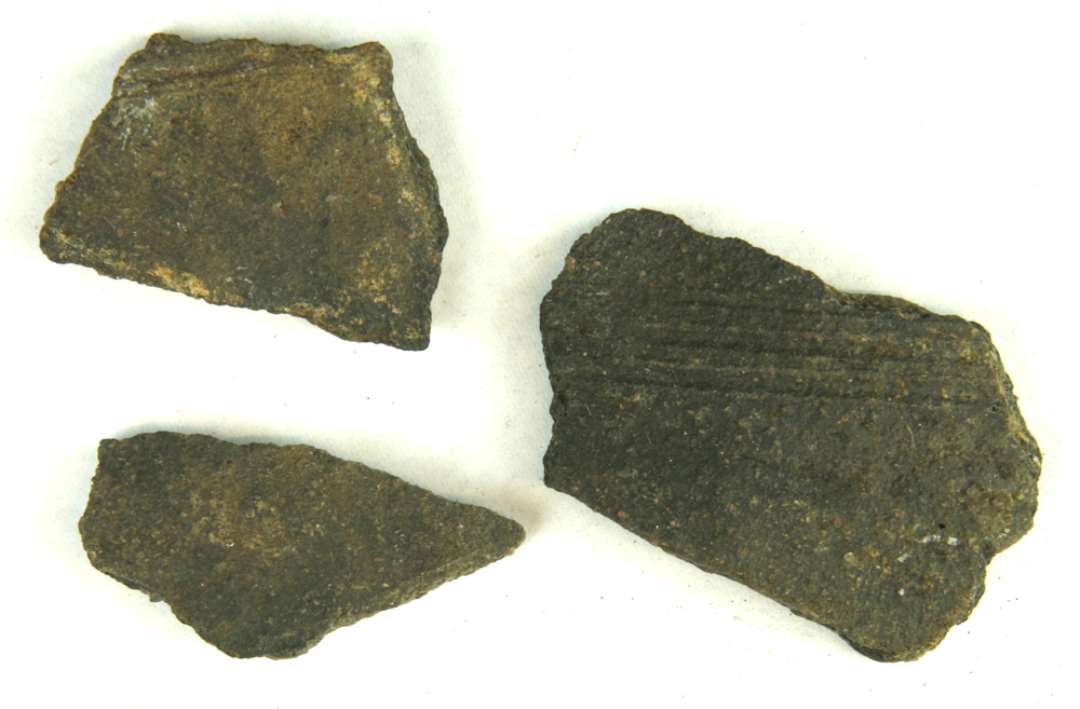 3 skuldersk�r af samme kar og med samme ornamentik som foreg�ende nr. Gr. 9.