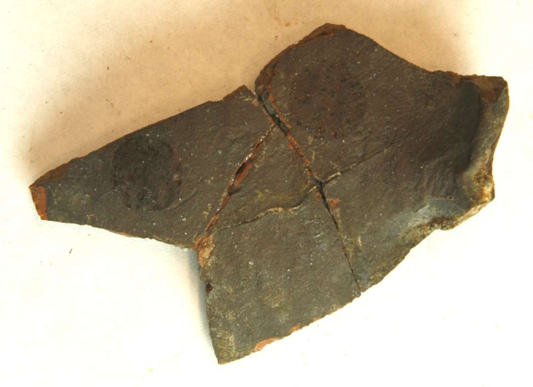 2 sidesk�r, sammenlimede af gr�br�ndt stent�j, med brun overflade. Bundsk�ret med kruset standkant. Gr. 2. Sammenlimet med D12602.