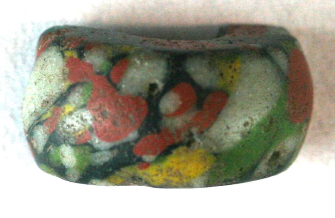 � perle af bl�t glas, udvendigt belagt med broget marmorering. �Diam: 1,4 cm.
Pestperle