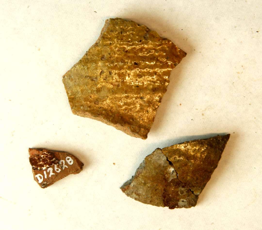 4 sidesk�r, heraf to sammenlimede, af r�dbr. lert�j, med klar blyglasur. Gr. 1.