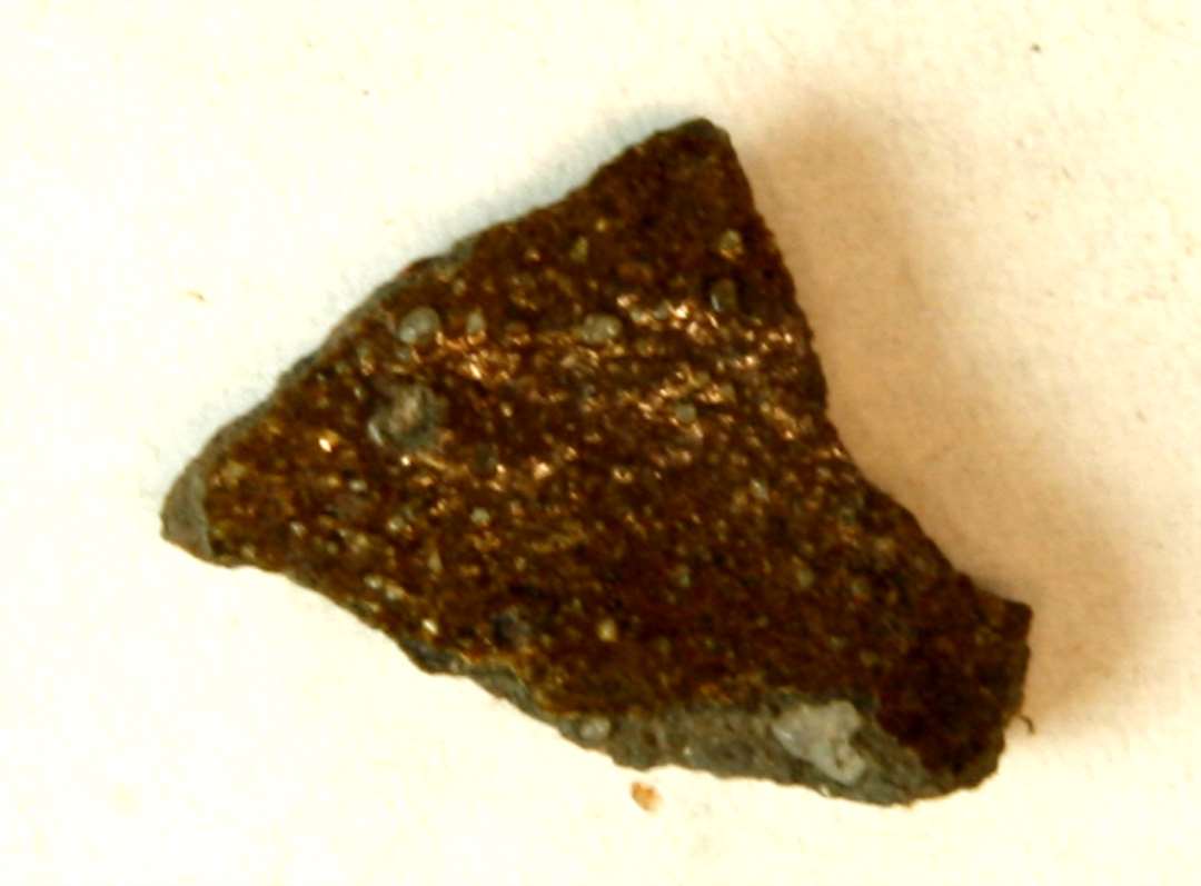 1 sidesk�r fra kande af r�dgr�t lergods med klar blyglasur p� ydersiden. Gr. 1.