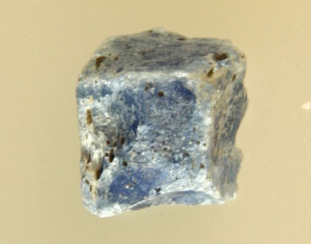 1 mosaikstift (r�glasstykke?) af lysebl�lig, delvis gennemsigtig glasmasse.