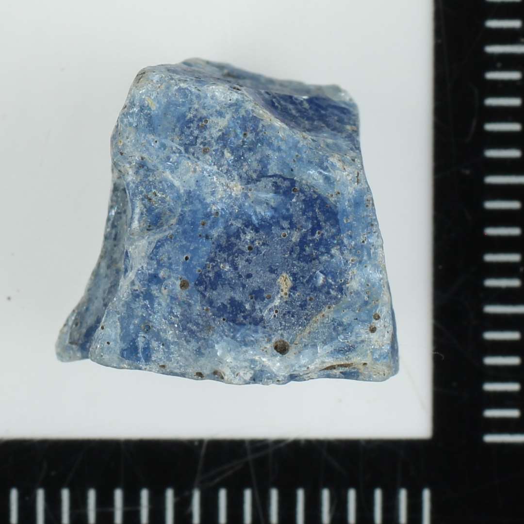 1 mosaikstift (r�glasstykke?) af lysebl�lig, delvis gennemsigtig glasmasse.