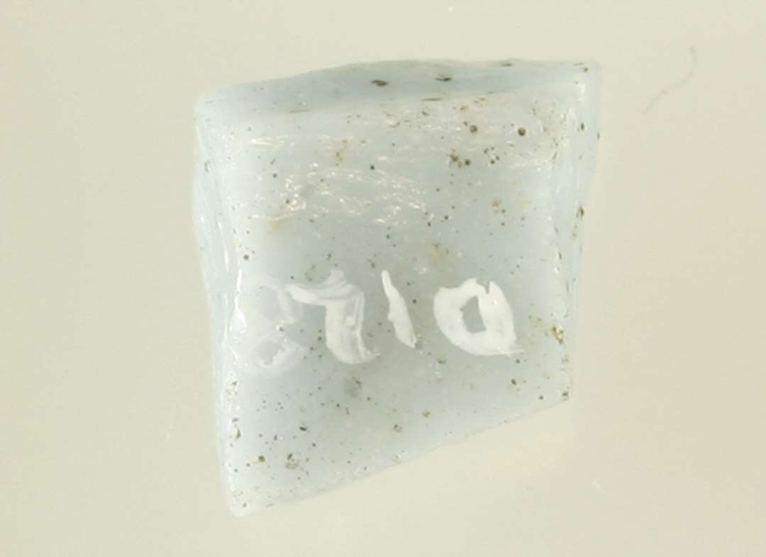 1 mosaikstift af bleg, gr�bl�lig, ugennemsigtig glasmasse.